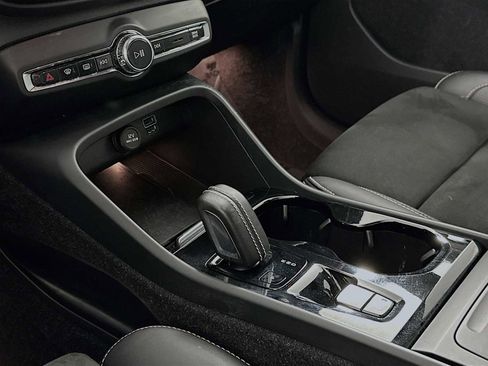 Used 2021 Volvo XC40 T5 R-Design image 16