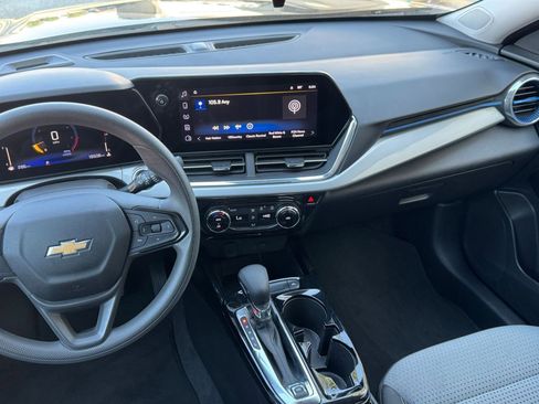 Used 2025 Chevrolet Trax LT FWD image 21