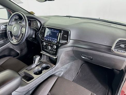 Used 2020 Jeep Grand Cherokee Laredo w/ 18" Wheel & 8.4" Radio Group image 29