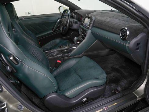 Used 2024 Nissan GT-R T-spec Dual-clutch 6-Speed Tra w/ Floor Mat Package image 11