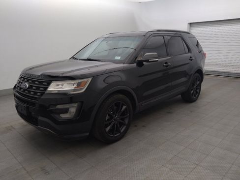 Used 2017 Ford Explorer XLT w/ Equipment Group 202A FWD image 2