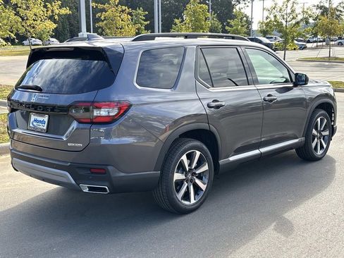 Used 2025 Honda Pilot Touring image 9
