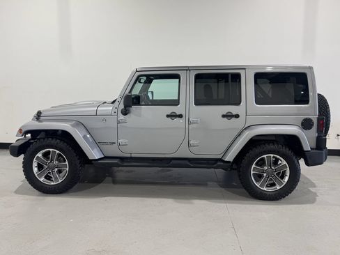 Used 2018 Jeep Wrangler Unlimited Sahara AWD/4WD image 13