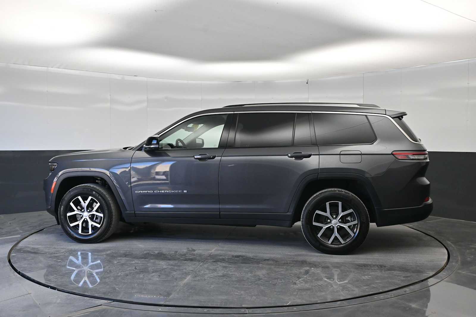 Used 2023 Jeep Grand Cherokee L Limited w/ Luxury Tech Group II AWD/4WD image 5