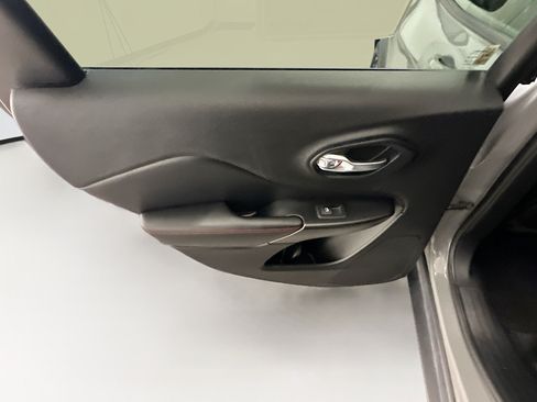 Used 2019 Jeep Cherokee Trailhawk w/ Comfort/Convenience Group AWD/4WD image 26