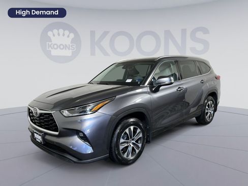 Used 2021 Toyota Highlander XLE AWD/4WD image 1