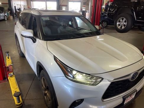 Used 2023 Toyota Highlander Bronze Edition image 3