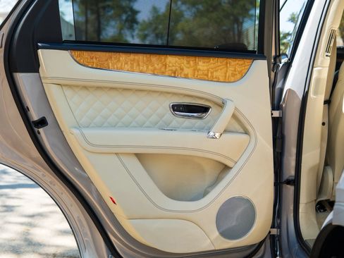 Used 2017 Bentley Bentayga AWD/4WD image 21