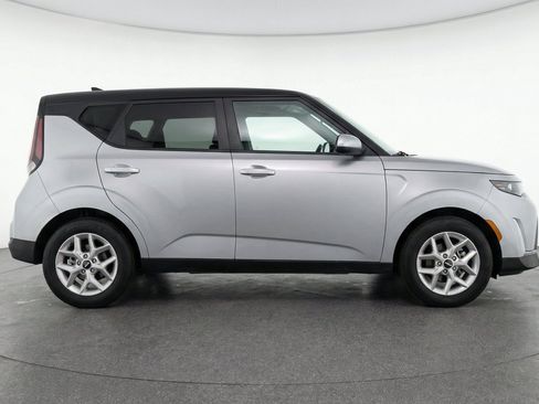 Used 2025 Kia Soul LX w/ LX Technology Package FWD image 11