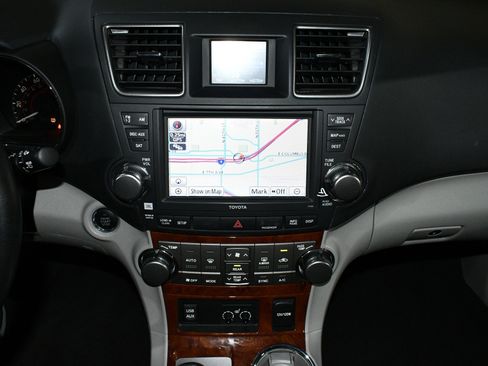 Used 2011 Toyota Highlander Limited w/ Tow Pkg image 34