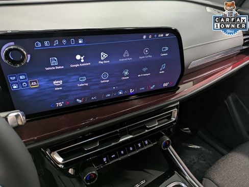 Used 2024 Chevrolet Traverse Z71 image 12