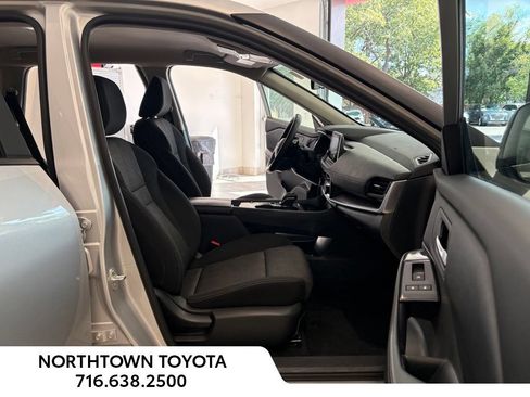 Used 2025 Nissan Rogue SV FWD image 18