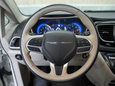 Used 2017 Chrysler Pacifica Limited w/ UConnect Theater Package FWD image 12