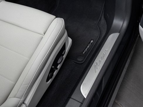 Certified 2025 Porsche Macan Electric image 40