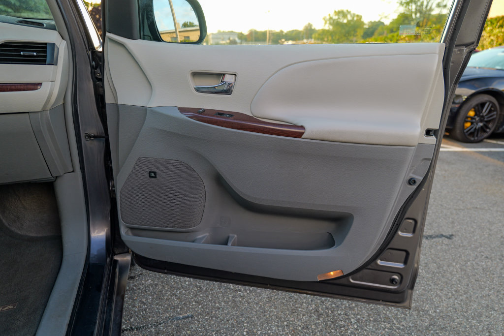 Used 2011 Toyota Sienna XLE w/ Premium Pkg FWD image 29