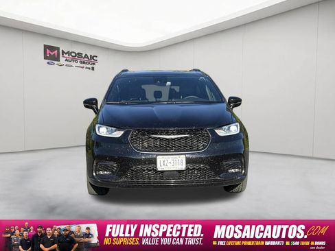 Used 2025 Chrysler Pacifica Limited FWD image 2
