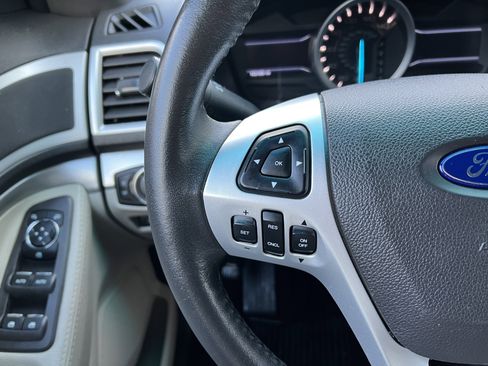 Used 2013 Ford Explorer XLT image 32