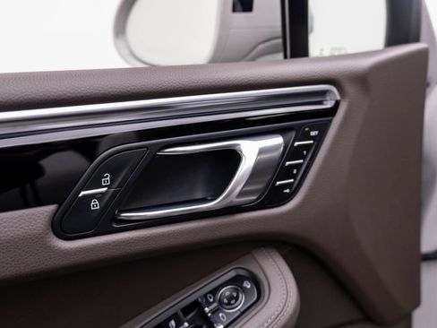 Certified 2023 Porsche Macan AWD/4WD image 19