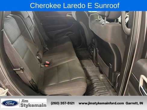Used 2021 Jeep Grand Cherokee Laredo w/ Security & Convenience Group AWD/4WD image 39