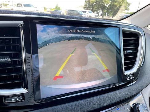 Certified 2024 Chrysler Pacifica Touring-L FWD image 13