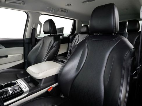 Certified 2022 Kia Carnival LX image 8