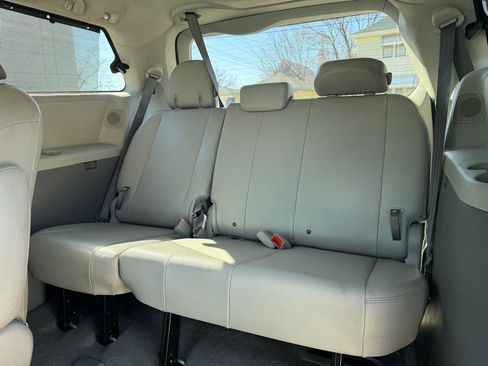 Used 2011 Toyota Sienna XLE w/ XLE Navigation Pkg image 9