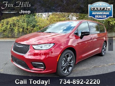 New 2026 Chrysler Pacifica Select image 3