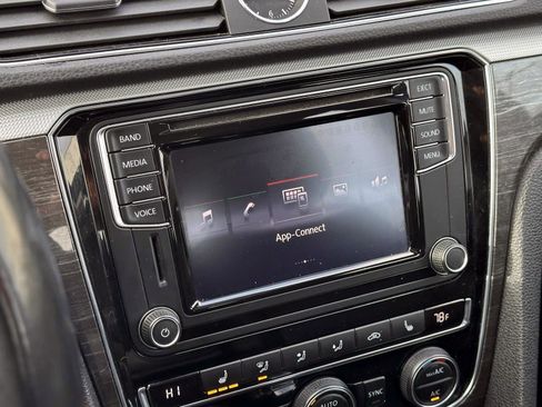 Used 2017 Volkswagen Passat 1.8T SE image 23