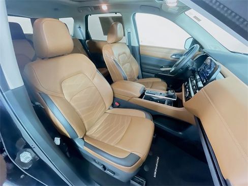 Used 2024 Nissan Pathfinder Platinum w/ Cargo Package image 32
