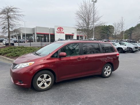Used 2013 Toyota Sienna LE image 1