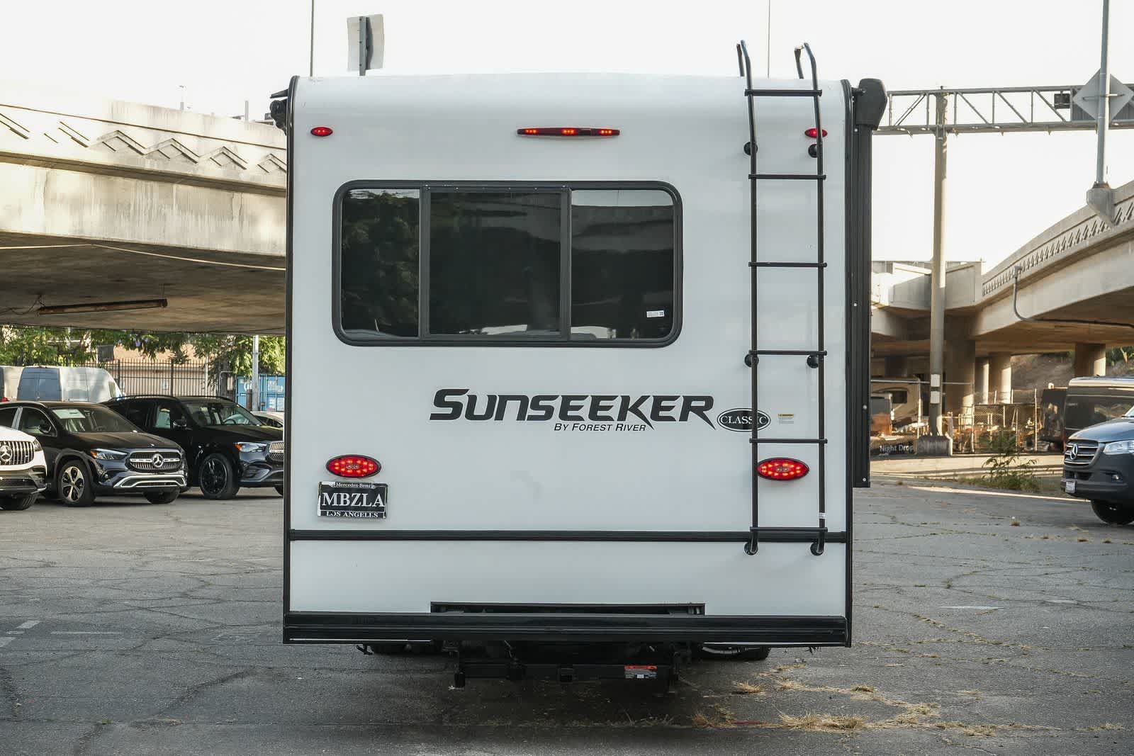 Used 2023 Ford E-450 and Econoline 450 Super Duty w/ Motorhome Prep Package RWD image 7
