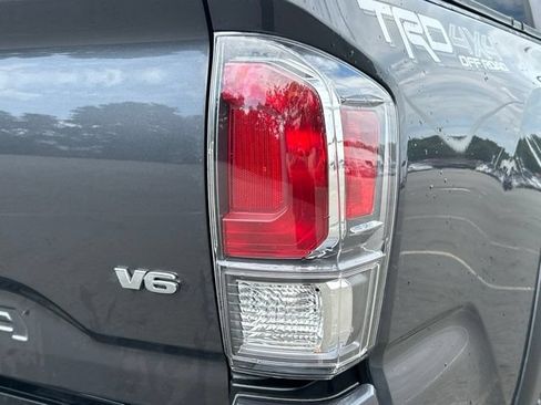 Used 2020 Toyota Tacoma TRD Off-Road w/ TRD Premium Off Road Package AWD/4WD image 12