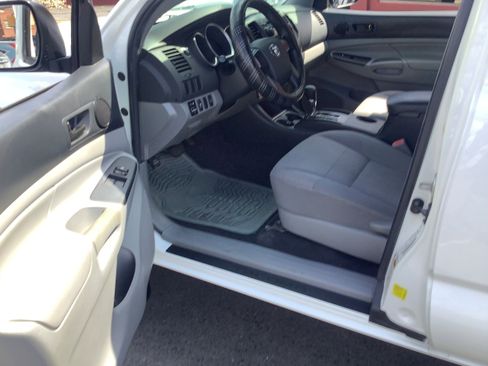 Used 2012 Toyota Tacoma 4x4 Access Cab V6 w/ Convenience Pkg image 11