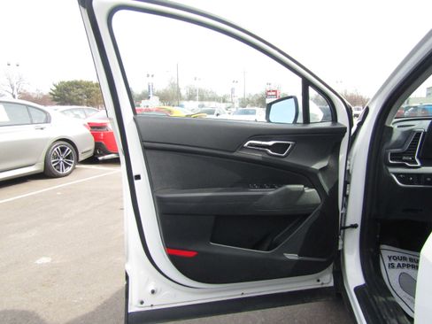 Used 2024 Kia Sportage LX image 18