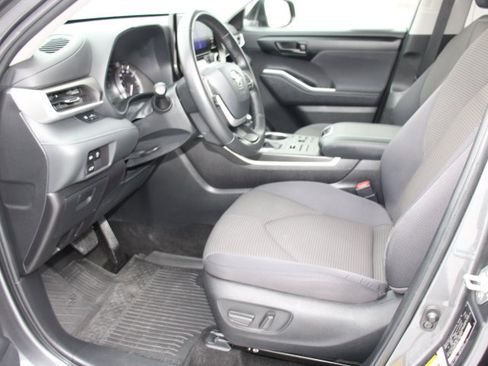 Certified 2023 Toyota Highlander LE image 11