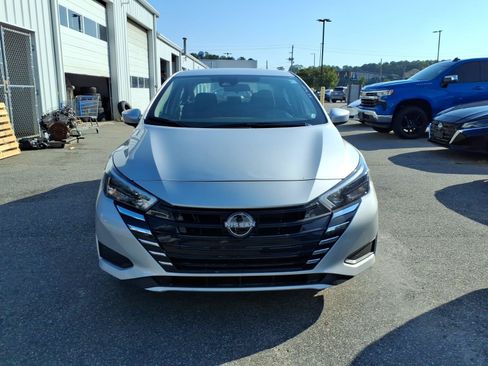 Used 2025 Nissan Versa SV FWD image 2