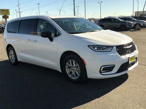 Used 2024 Chrysler Pacifica Touring-L image 2