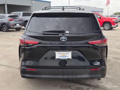 Used 2022 Toyota Sienna LE FWD image 4