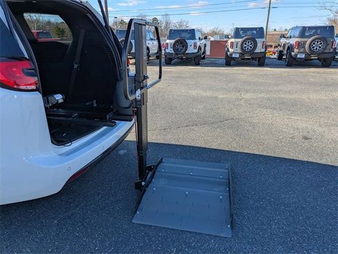 Used 2021 Chrysler Pacifica Touring w/ S Appearance Package image 36