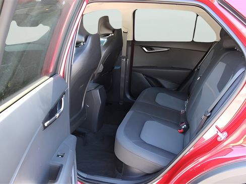 Used 2025 Kia Niro LX image 12