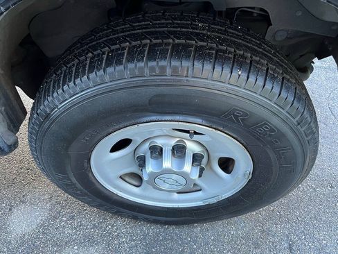 Used 2015 Chevrolet Express 2500 RWD image 14