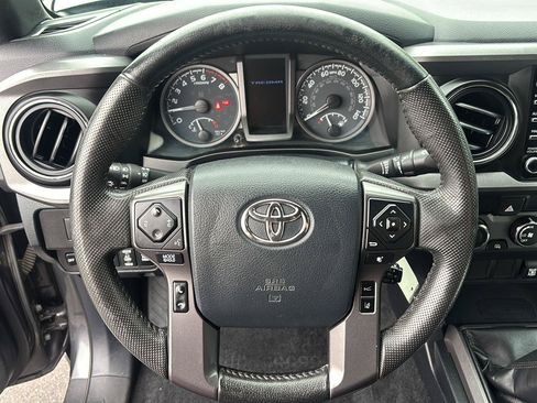 Used 2020 Toyota Tacoma TRD Off-Road w/ Blackout Package AWD/4WD image 30