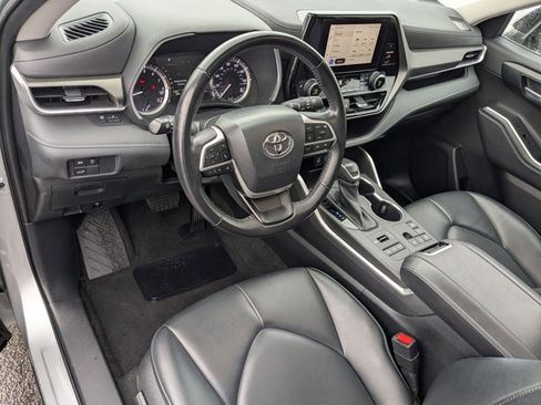 Used 2023 Toyota Highlander XLE image 10