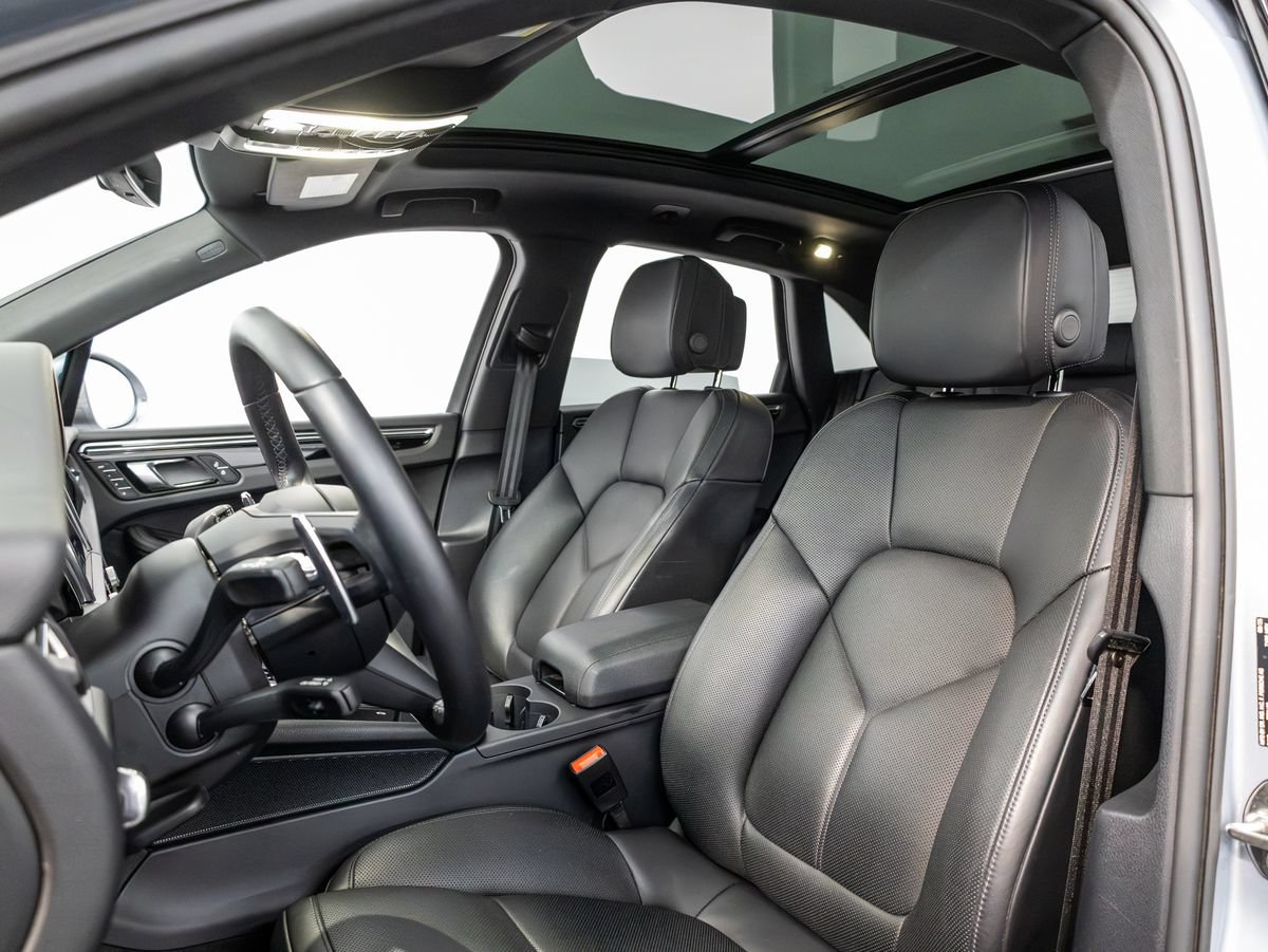 Certified 2026 Porsche Macan AWD/4WD image 5