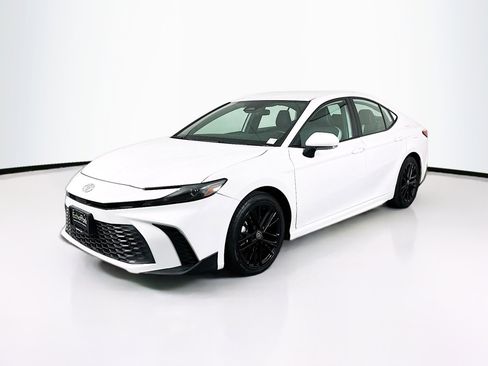 Used 2025 Toyota Camry SE FWD image 3
