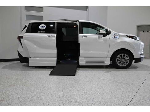 New 2025 Toyota Sienna XLE image 17