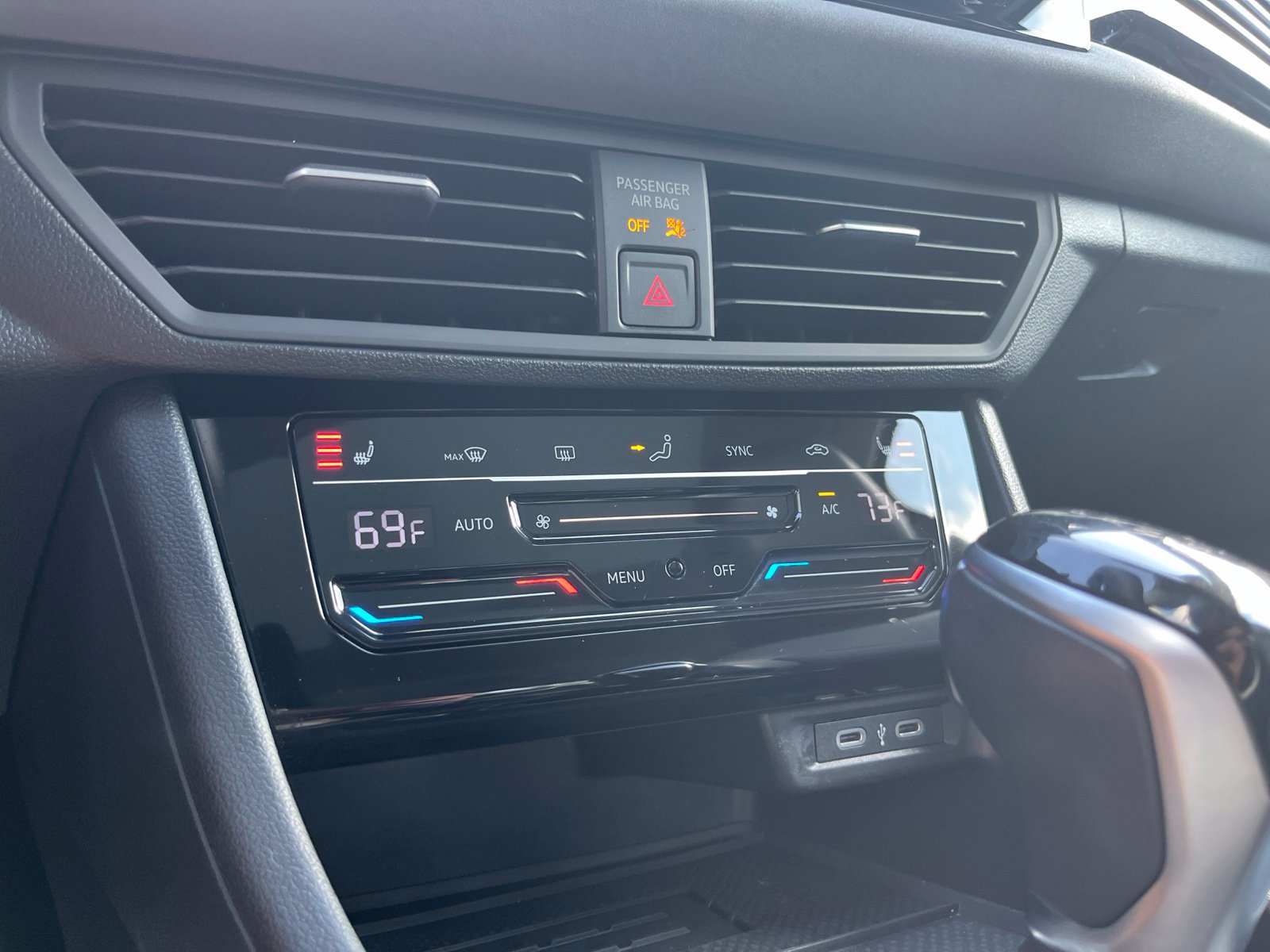 Certified 2025 Volkswagen Jetta SE FWD image 25