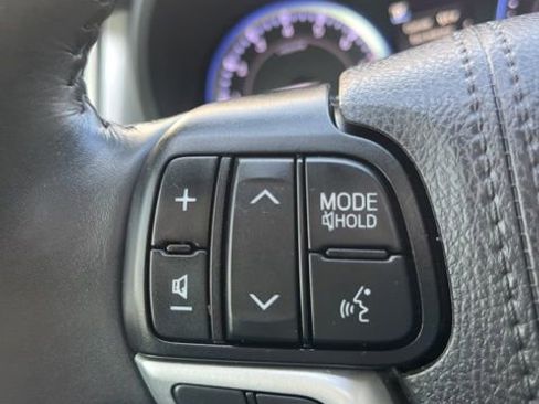 Used 2019 Toyota Highlander XLE image 18