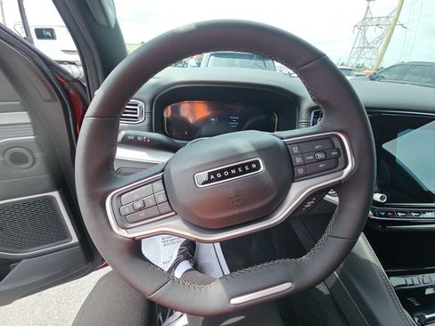 Used 2025 Jeep Wagoneer L Series II w/ 8-pass Seating Package AWD/4WD image 13
