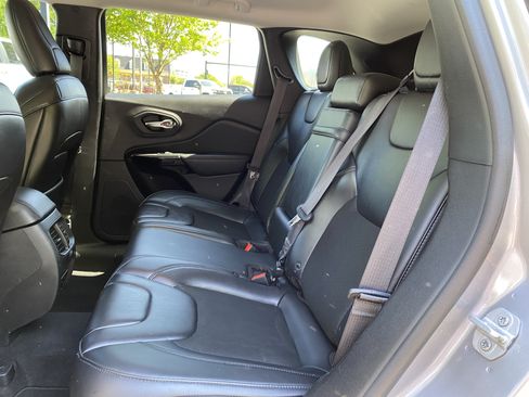 Used 2019 Jeep Cherokee Latitude Plus FWD image 36